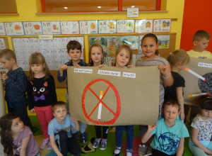 Dzieci prezentują plakat z przekreślonym papierosem.